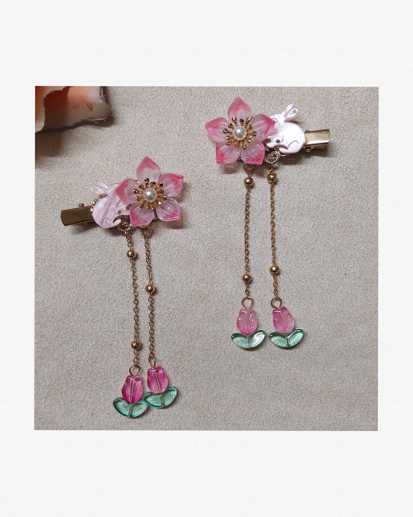 1 Pair Of Korean Flower Hair Clip with Pearl, Dangling Chain with Leaf Charms, Gold Tone, Floral Design For Kids And Girl